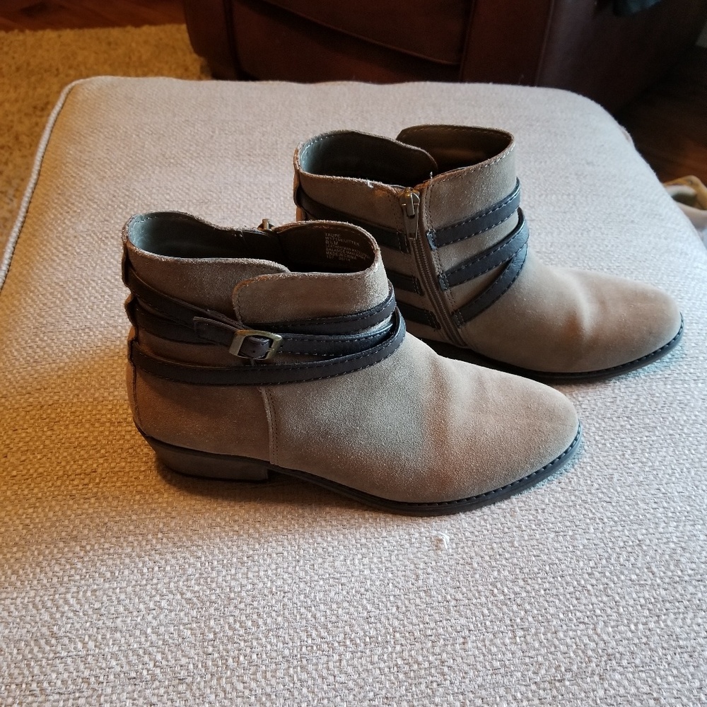 White Mountain size 8 1/2 taupe